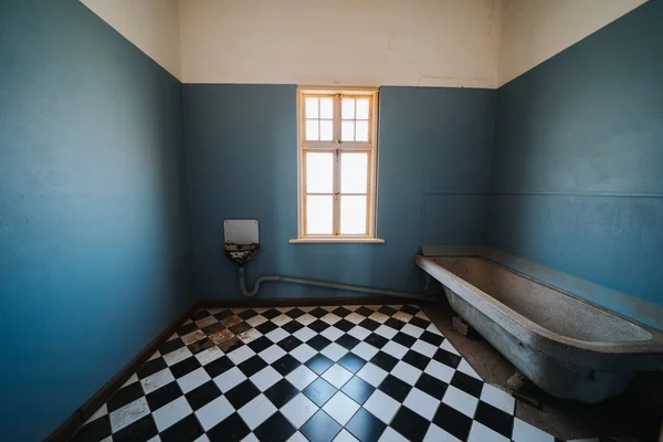 Salle de bain coloniale au design moderne avec baignoire — Photo