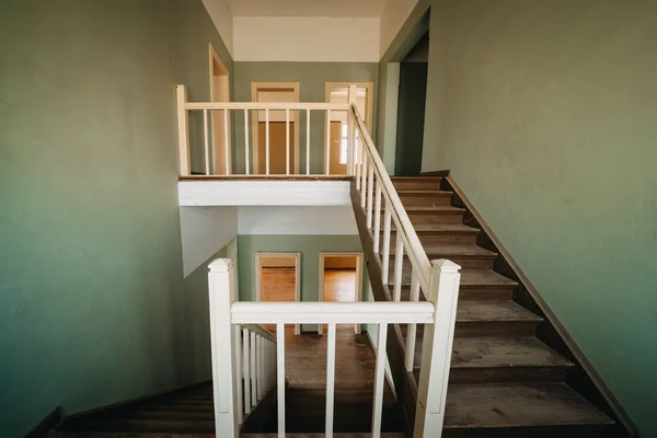 Escalier moderne en bois d'une villa coloniale — Photo