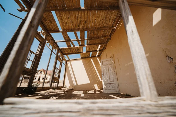 Edificio dañado Techo en antigua casa abandonada — Foto de Stock