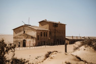 Afrika çölündeki harabeler kumlara gömüldü.
