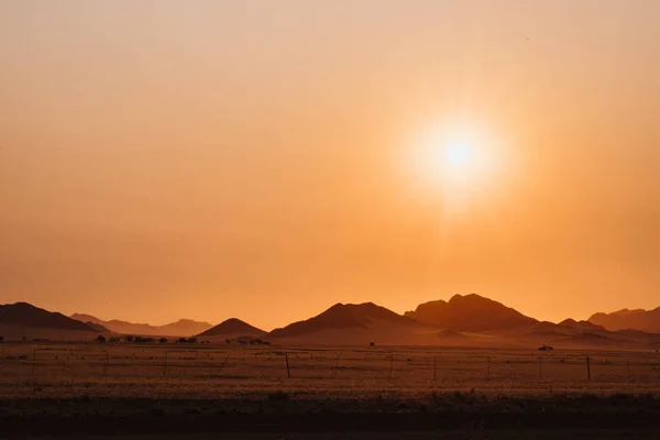 Piękny, hipnotyzujący zachód słońca na pustyni — Zdjęcie stockowe