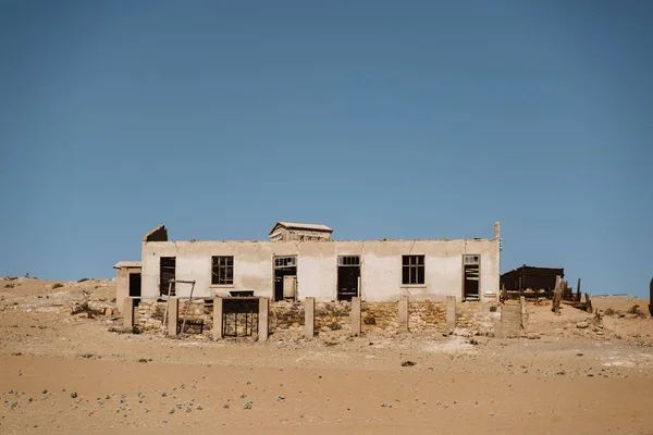 Ruinas del hogar en el desierto africano hundido en la arena — Foto de Stock