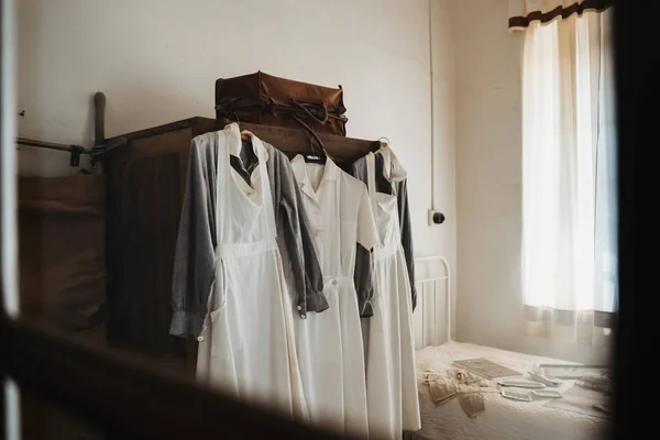 Robes ou manteaux d'infirmière historique et blouse de médecin — Photo