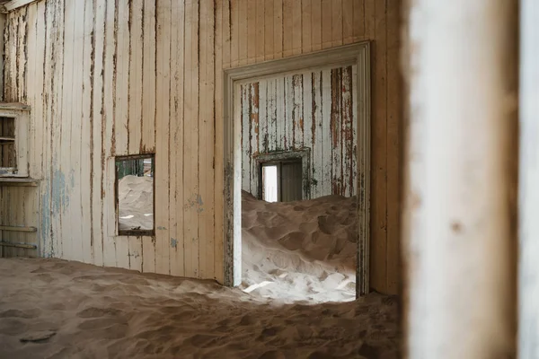 Désert de sable a envahi et repris ces chambres à Kolmanskoppe, Namibie — Photo