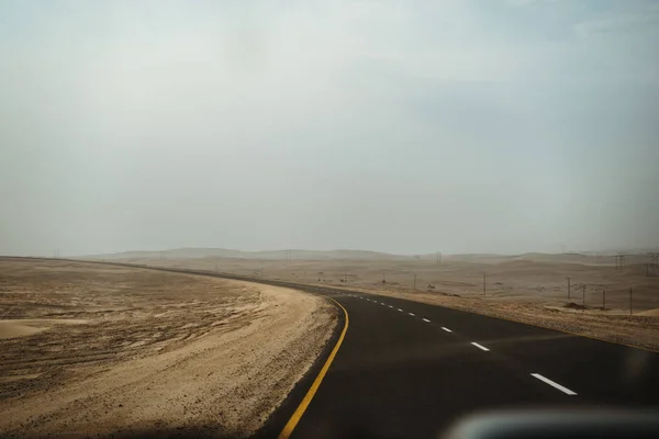 Ventos fortes causando visibilidade limitada e areia soprando em toda a estrada — Fotografia de Stock
