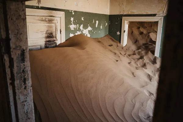 Woestijn zand is binnengevallen en overgenomen deze kamers in Kolmanskoppe, Namibië — Stockfoto