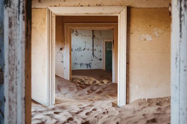 Woestijn zand is binnengevallen en overgenomen deze kamers in Kolmanskoppe, Namibië — Stockfoto
