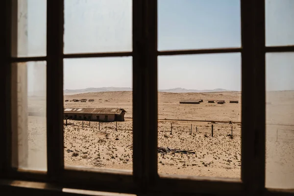 Vista exterior y viejo desierto edificando sobre otras casas abandonadas en la arena — Foto de Stock