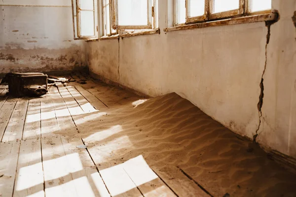 Le sable a envahi et envahi cette maison. — Photo