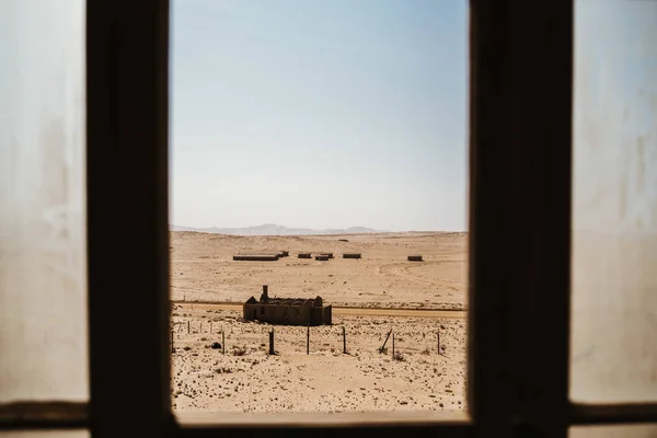 Заброшенные здания, оставленные гнить на диком западе с песком пустыни — стоковое фото