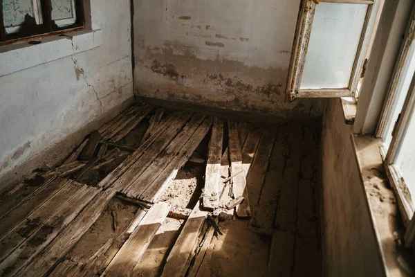 Plancher en bois détruit avec des plans dans une maison en ruine, photographie conceptuelle pour la rénovation d'une maison — Photo