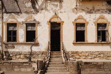 Afrika çölündeki harabeler kumlara gömüldü.