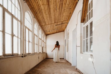 Gelin, terk edilmiş eski bir binada dikilmeye hazırlandıktan sonra.