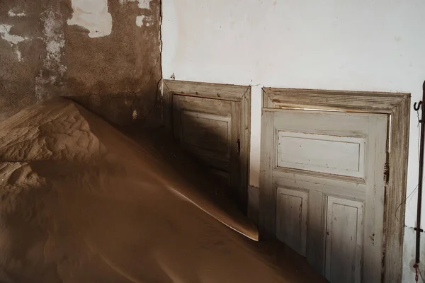Symbolische foto voor verval en het verstrijken van de tijd wanneer zand gaat geruïneerd gebouw — Stockfoto