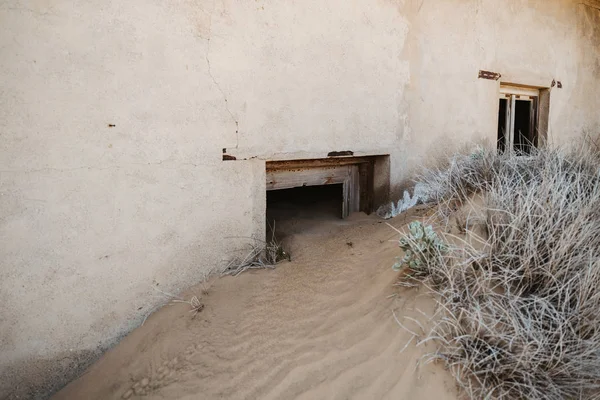 Concepto de foto para la descomposición y el paso del tiempo cuando la arena entra en el edificio en ruinas — Foto de Stock