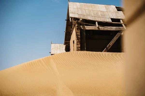 Home ruïnes in de Afrikaanse woestijn verzonken in zand — Stockfoto