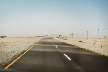 Kum fırtınası sırasında Sahra Çölü 'nün yanındaki yol.