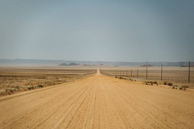 Helmeringhausen, Karas, Namibi Çölü 'ndeki toprak yol.