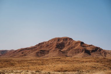 heybetli kızıl dağlar ve mavi gökyüzü ile kel granit zirvesi
