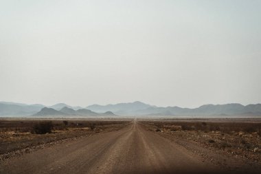Hardap Karas bölgesinde toprak yol, Namibya