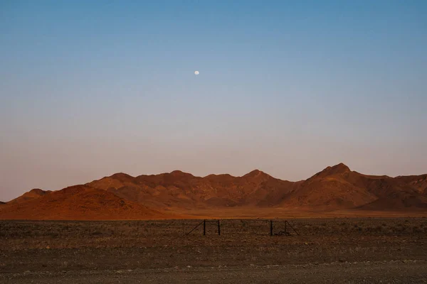 Księżyc po zachodzie słońca w Namibrand Naturreservat w Namibii, Afryka — Zdjęcie stockowe
