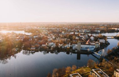 Eski şehrin insansız hava aracı fotoğrafı Kopenick Berlin 'de gün doğumunda