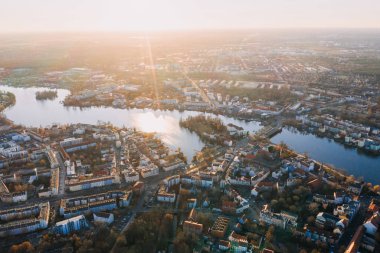 Eski şehir Kopenick Berlin 'in güneş doğarken çekilmiş panorama drone fotoğrafı.