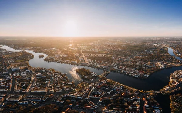 Eski şehir Treptow-Kopenick Berlin 'in güneş doğarken çekilmiş panorama drone fotoğrafı