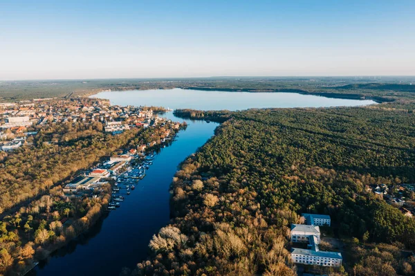 Güneş doğarken Muggelsee Berlin 'in panorama drone fotoğrafı