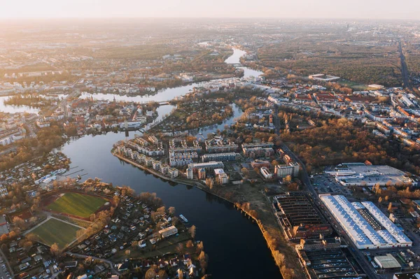 Eski şehir Treptow-Kopenick Berlin 'in güneş doğarken çekilmiş panorama drone fotoğrafı
