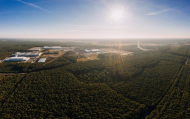 Grunheide ormanının insansız hava aracı fotoğrafı, Berlin-Brandenburg, Tesla giga fabrikası.