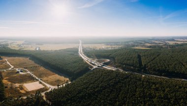 Gruenheide ormanının insansız hava aracı fotoğrafı, Berlin Brandenburg, Tesla giga fabrikası.