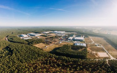 Gruenheide ormanının insansız hava aracı fotoğrafı, Berlin Brandenburg, Tesla giga fabrikası.
