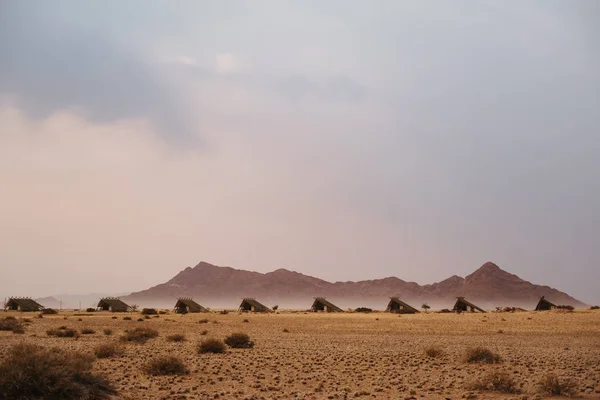 Kleine chalets van woestijn lodge op Namib-Naukluft National Park — Stockfoto