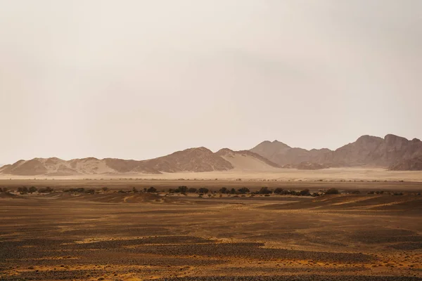 Góry rano przed wschodem słońca na namibowej pustyni Namibia — Zdjęcie stockowe