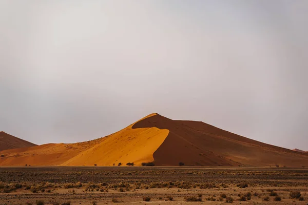 Turyści wspinają się na pustynię Dune No45 Namibia, Afryka — Zdjęcie stockowe