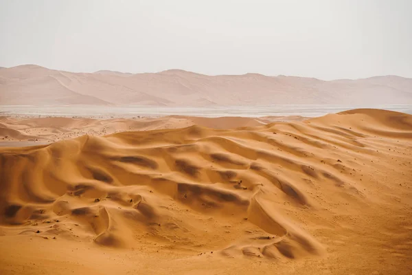 Foto panoramica di bellissime dune di sabbia rossa a Sossusvlei nel deserto del Namib — Foto Stock