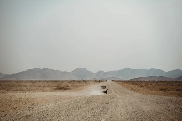 Dusty 4 x 4 carro Road Trip na estrada solitária — Fotografia de Stock