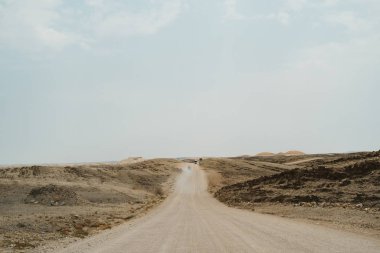 Ölü Ay manzarası boyunca kayalar, taşlar ve dağlarla yol.