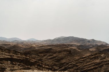 Taşları, taşları ve dağları olan ölü ay manzarası