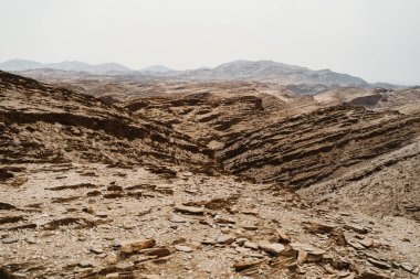 Taşları, taşları ve dağları olan ölü ay manzarası