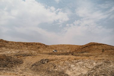 Taşları, taşları ve dağları olan ölü ay manzarası