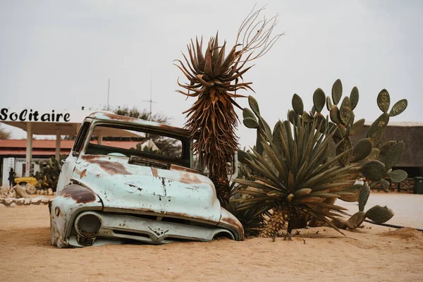 Oude Timer Car Wrecks in een woestijn landschap — Stockfoto