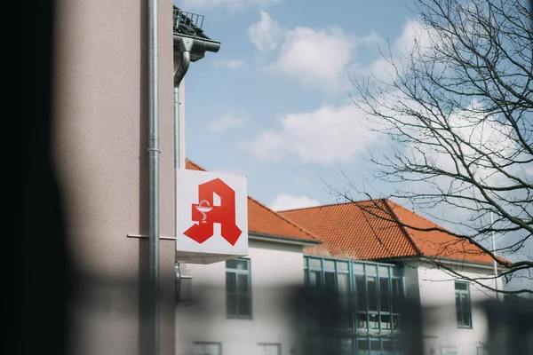 Signe avec logo de la pharmacie allemande à l'extérieur du bâtiment — Photo