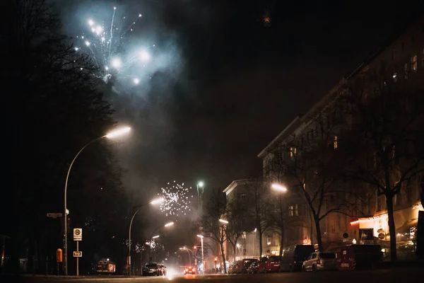 Fyrverkerier på gatorna i Berlin, Tyskland — Stockfoto