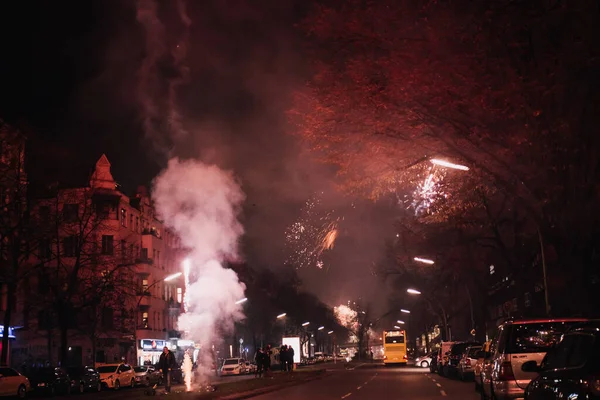 Fogos de artifício nas ruas da cidade urbana — Fotografia de Stock