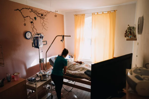 Chambre pour les soins intensifs dans un appartement privé — Photo