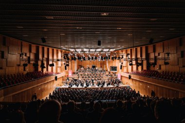 Berlin 'deki Haus des Rundfunks' ta orkestra konserindeyken Grosser Sendesaal
