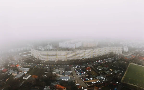 Wideangle antenn drönare skott i dimmiga molnigt väder, Berlin Treptow-Kopenick — Stockfoto