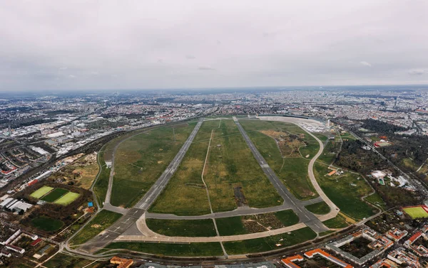 Tempelhofer Feld, Berlin Havaalanı pistinin havadan çekilmiş fotoğrafı.